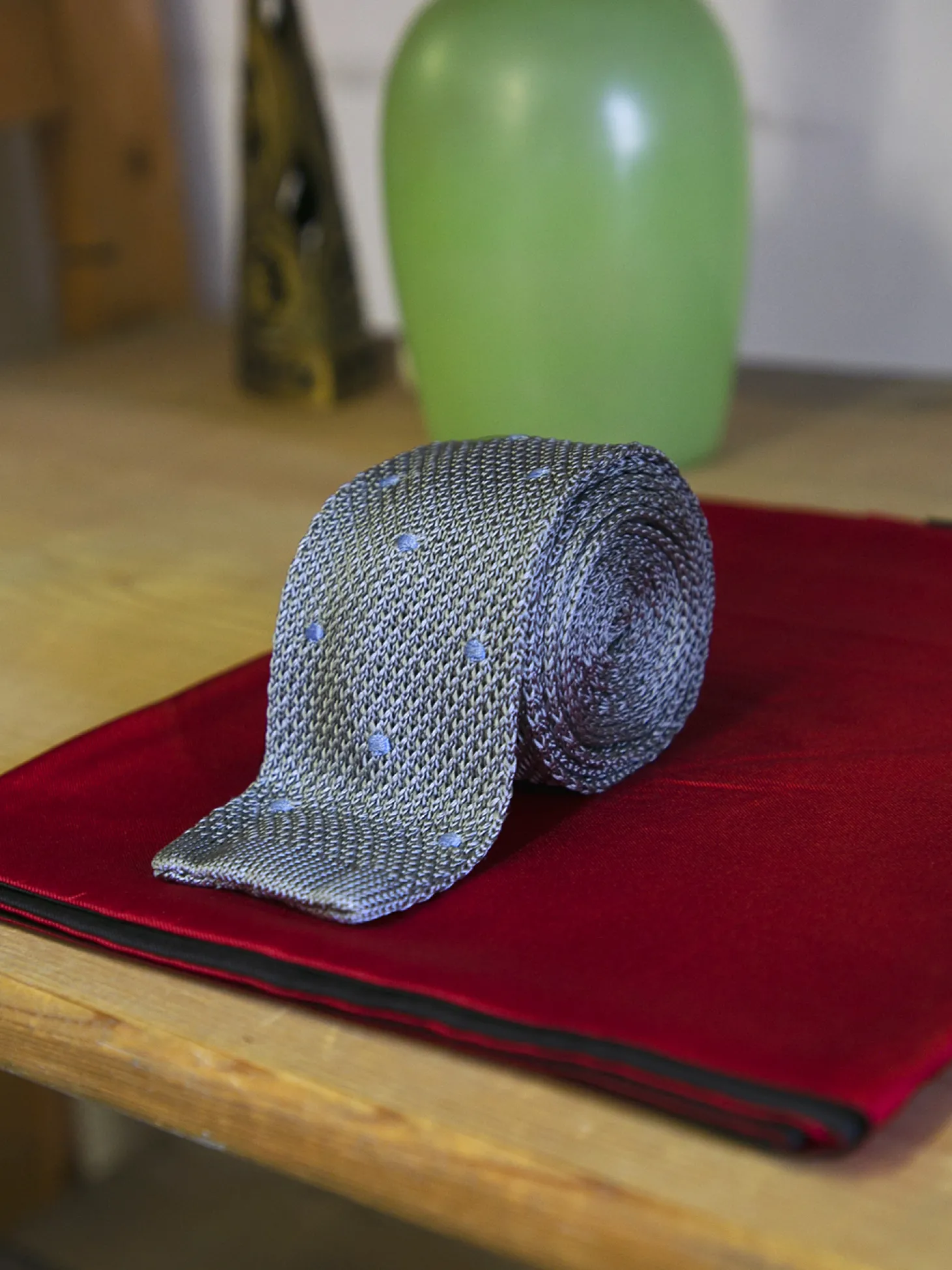 Cravate fine en maille tricot pure soie à pois