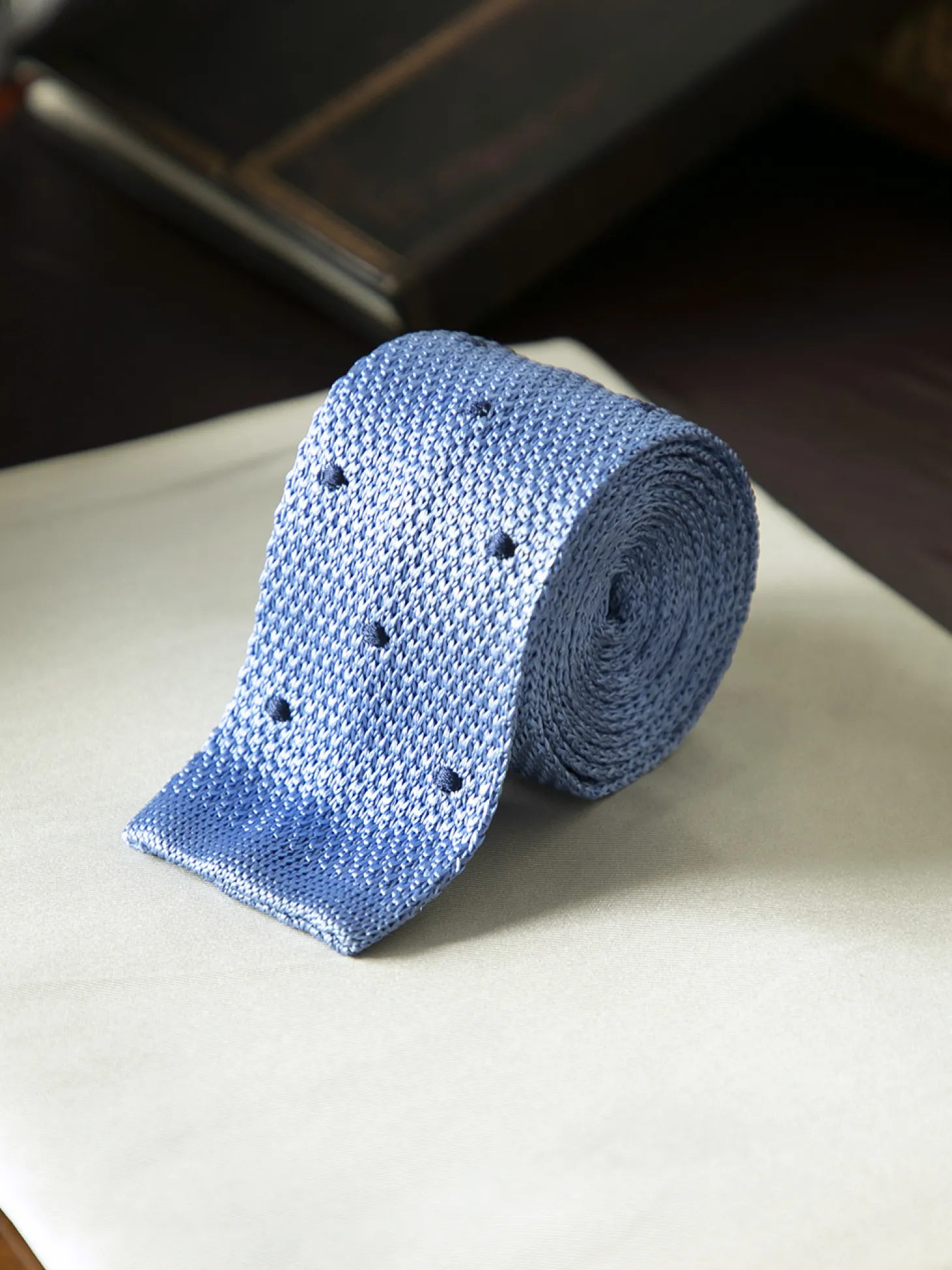 Cravate fine en maille tricot pure soie à pois