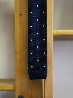 Cravate fine en maille tricot pure soie à pois