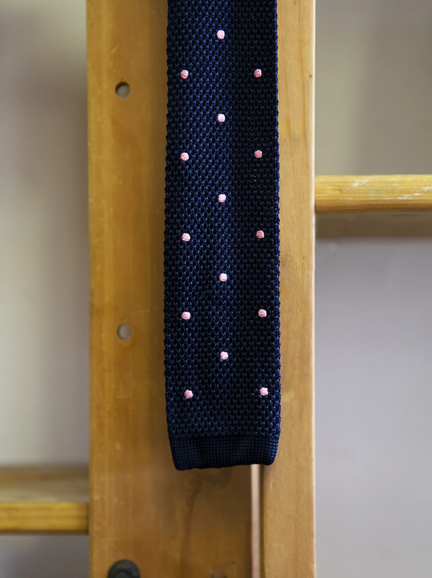 Cravate fine en maille tricot pure soie à pois